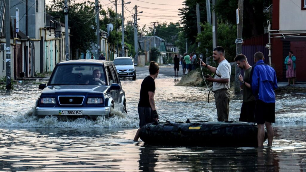 Thousands flee floods after Ukraine dam collapse
